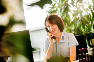 Margit Bock am Telefonieren auf ihren Arbeitsplatz.