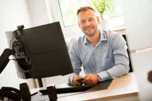 Samuel Stauber an seinen Arbeitsplatz.