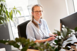 Teresa Klocke an ihren Arbeitsplatz.